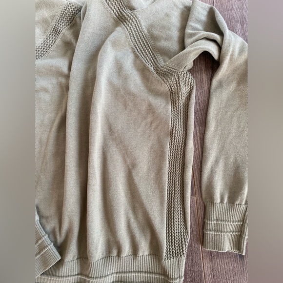 Athleta Evergreen Hooded Knit Sweater Olive Green
Casual Pullover XSmall hoodie - Picture 8 of 11